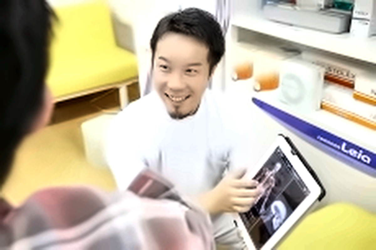 タブレットを使った身体の説明風景